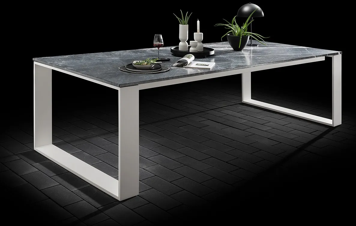 runi Design Esstisch mit Natursteinplatte im Spotlight