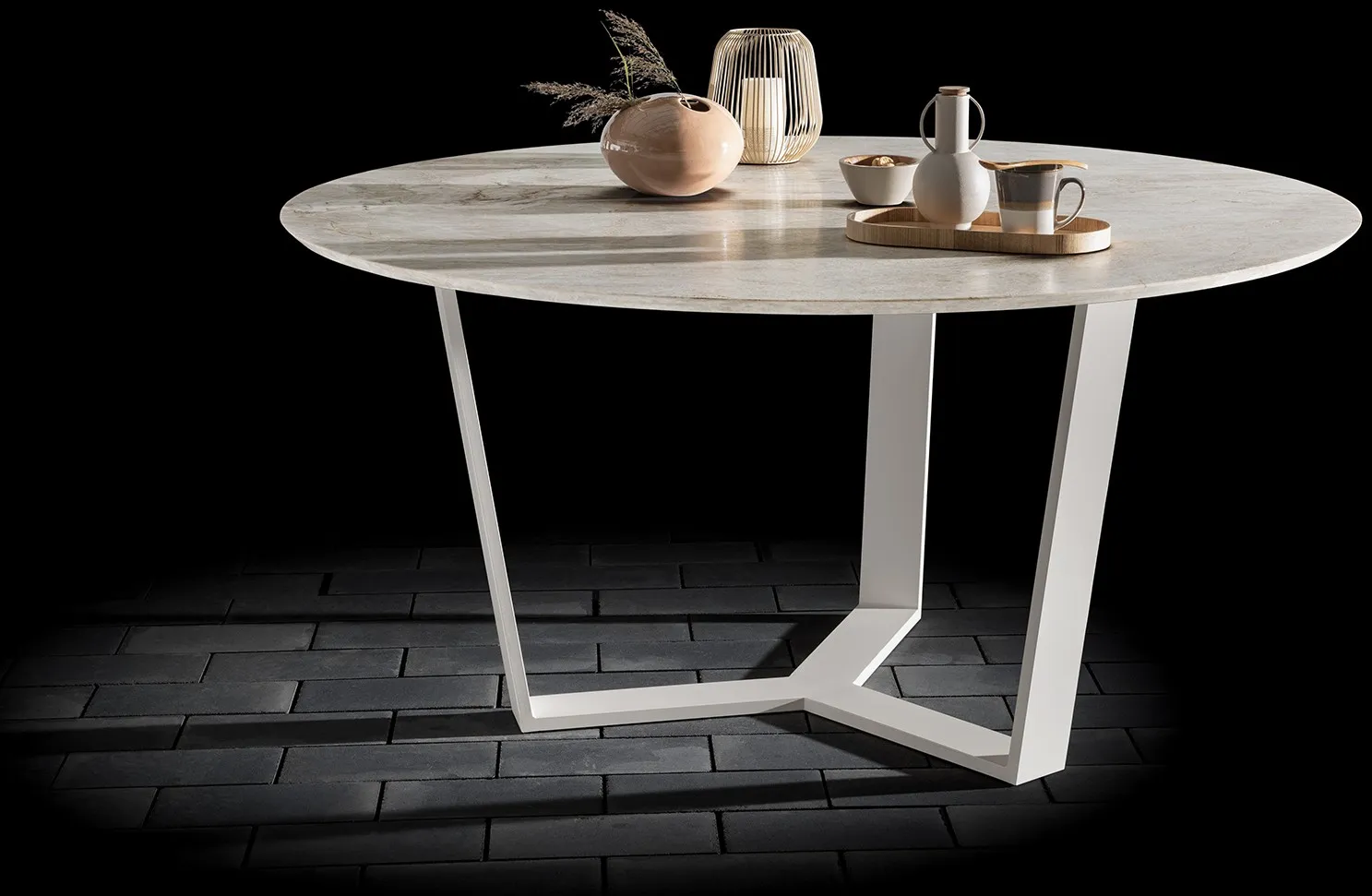 Outdoor-Tisch mit Natursteinplatte