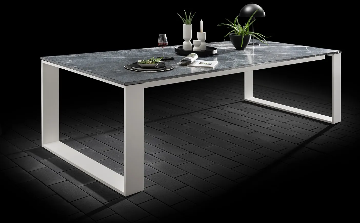 Rechteckiger Outdoor-Tisch mit dunkler Natursteinplatte